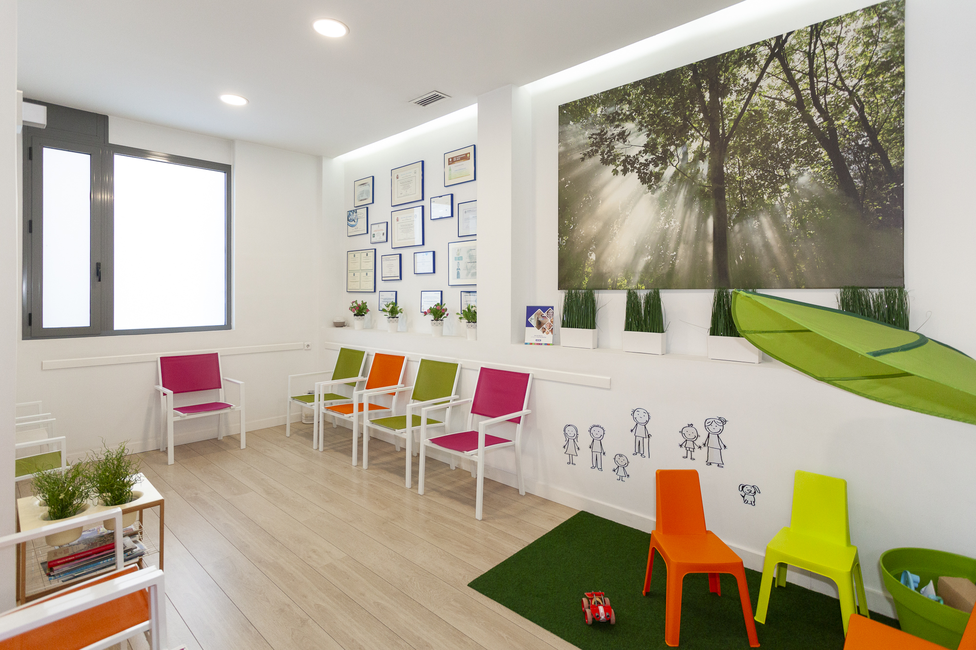 Sala de espera de la clínica dental de Dra. Pilar Relimpio en Alcalá de Guadaíra